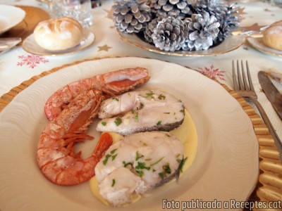 Lluç al forn amb picada i gambes